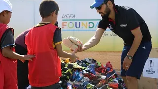 Hinchas europeos donaron más de mil pares de zapatos de fútbol para niños refugiados
