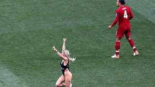 Mujer interrumpió la final de la Champions League para “promocionar” sitio de adultos