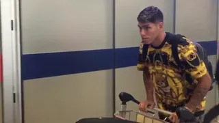 Un silente Carlos Palacios arribó a Chile para sumarse a Colo Colo