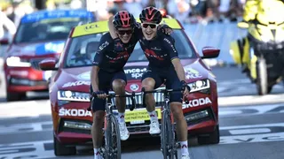 Kwiatkowski gana de la mano de Carapaz y Roglic sigue de amarillo