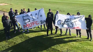 Hinchas del United invadieron entrenamiento del equipo pidiendo la salida de los dueños