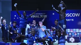 La desatada celebración de los jugadores franceses en la rueda de prensa de Deschamps