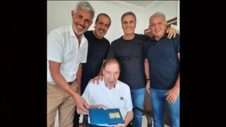 Bilardo reapareció públicamente y recibió una Licencia Honorífica de Entrenador de Conmebol