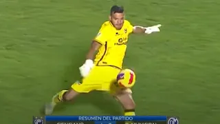 Portero chileno se lució con una extraordinaria asistencia desde su propia área en Perú