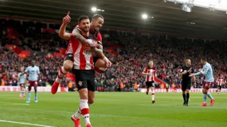 Jugador de Southampton Shane Long anotó de una particular forma ante Aston Villa