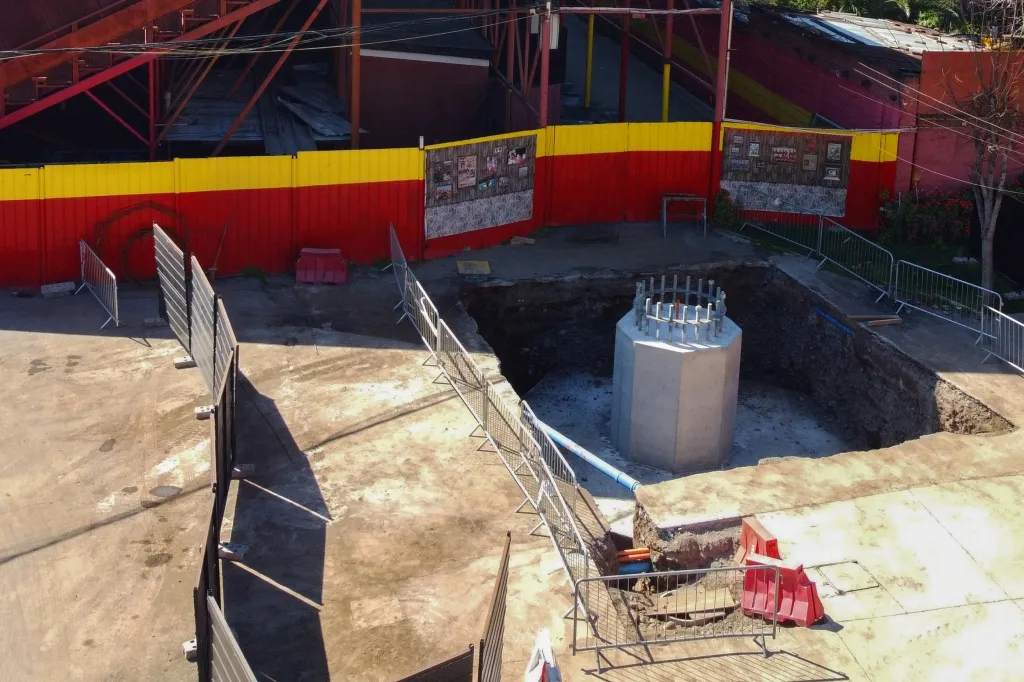 Trabajos de instalacion de torres luminarias en el estadio Santa Laura 9/9/2025