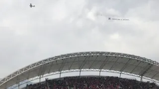 Hinchas de La Calera protestaron por el cambio de insignia con una avioneta en duelo ante la U