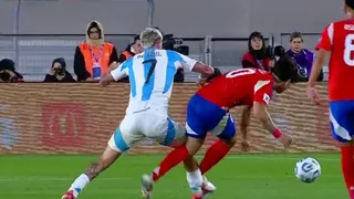 Rodrigo de Paul salvó de una posible expulsión en jugada con Víctor Dávila en el Chile vs Argentina
