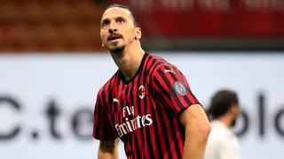 Zlatan se enfrentó a su técnico cuando lo reemplazó ante Bologna