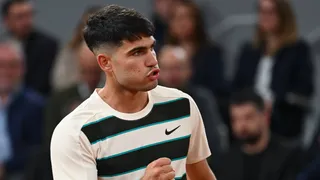 Carlos Alcaraz debió superar una dura batalla ante Damir Dzumhur para avanzar en Roland Garros