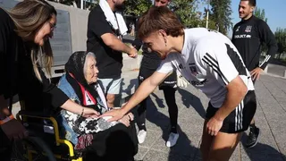 Plantel de Colo Colo compartió con la Abuelita Alba en el Monumental