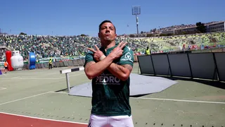 Sebastián Ubilla remató de primera para abrir la cuenta de Santiago Wanderers ante Everton