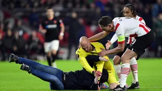 Arquero de Sevilla redujo a un hincha tras sufrir una agresión en el duelo ante PSV