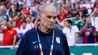 “Me dejaron solo”: La drástica e inédita decisión de Bielsa en Uruguay