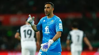 URGENTE: Claudio Bravo confirmó su salida de Real Betis