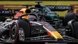 Max Verstappen ganó la pole con propiedad en Japón