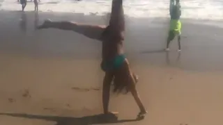 Con 57 años, en bikini y en la playa: Así recordó Nadia Comaneci su rutina perfecta