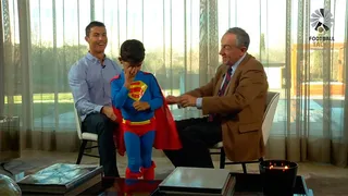 Hijo de Cristiano Ronaldo apareció vestido de Superman en plena entrevista