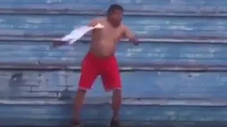 Entrenador se volvió loco con gol del triunfo de su equipo en Brasil y festejó sin polera en la tribuna