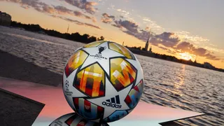 UEFA presentó el balón que se usará en las rondas eliminatorias y en la final de la Champions