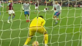 “Dibu” Martínez se llenó de burlas por grosero error ante Manchester United