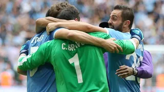 Bravo tuvo fantástico rendimiento en una intensa final entre Manchester City y Liverpool