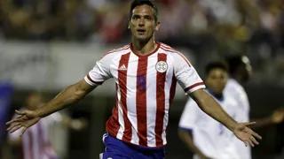 Los veteranos Santa Cruz y Cardozo aparecieron en la prenómina de Paraguay