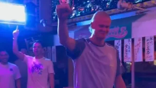 Haaland fue sorprendido con festejo cumpleañero en Japón