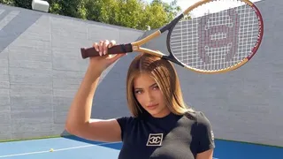 Kylie Jenner causó sensación al modelar con una raqueta en su cancha de tenis personal