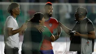 Hincha boliviano se abalanzó sobre Arturo Vidal y lo abrazó tras el empate contra Chile