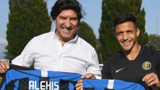 Alexis Sánchez recibió la mítica “1+8” de Iván Zamorano en un intercambio de camisetas