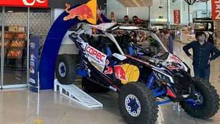 Francisco “Chaleco” López exhibe el UTV que lo llevó a ser campeón del Dakar