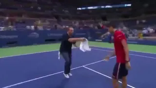 El disparatado baile de un fanático junto a Djokovic en el US Open