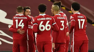Liverpool le arrebató el liderato a un Tottenham que sufrió otra vez sobre el final