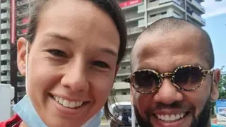 El saludo de dos cracks: Tiane Endler y Dani Alves se encontraron en la Villa Olímpica