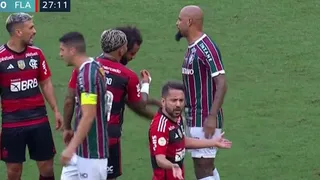 Marcelo tuvo que calmar a Felipe Melo luego de recibir fuerte pelotazo en el clásico Fla-Flu