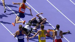 Espectacular caída en los 5000 metros en París 2024