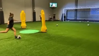 Con seis meses de embarazo, Alex Morgan no para de entrenar