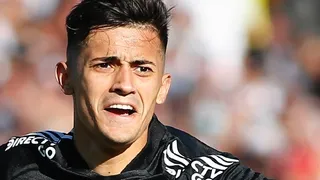 Pablo Solari derribó a Sebastián Pérez y anotó el empate para Colo Colo ante la UC