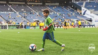 Niño que padece leucemia conmovió al participar en un amistoso ante Borussia Dortmund