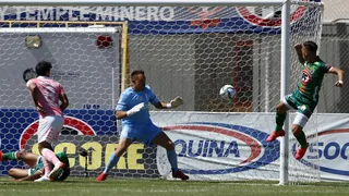 Cobresal se adelantó en el marcador ante la UC con gol de Mario Pardo