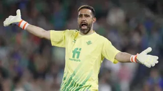 Real Betis sondea opciones para el arco ante posible retiro de Bravo, según prensa española
