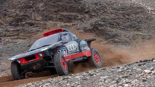 Carlos Sainz pidió al helicóptero que volviera para seguir compitiendo tras un accidente en el Dakar