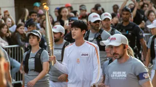 Jin de BTS revolucionó las calles de París portando la Antorcha Olímpica