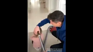 ¡Original método! Lewandowski le hizo un moño a su hija con la aspiradora