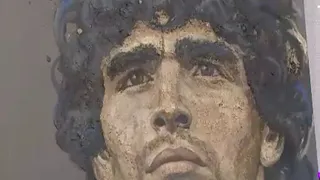 El increíble retrato de Diego Maradona hecho con tierra de su natal Villa Fiorito
