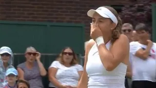 Directo a la cabeza: El pelotazo de Ostapenko a su compañero de dobles mixto en Wimbledon