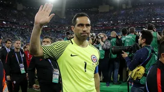 Traumatólogo por infección de Claudio Bravo: Lo puede complicar para volver al alto rendimiento