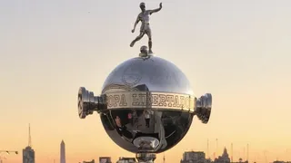 Así se retiró un trofeo de la Copa Libertadores del Monumental de Núñez
