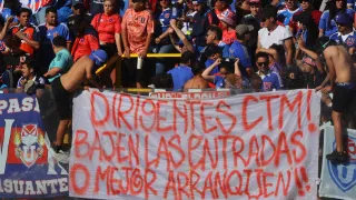¿Hinchas pagando refuerzos?: La pregunta de la U que desató furia y que el club debió borrar de emergencia